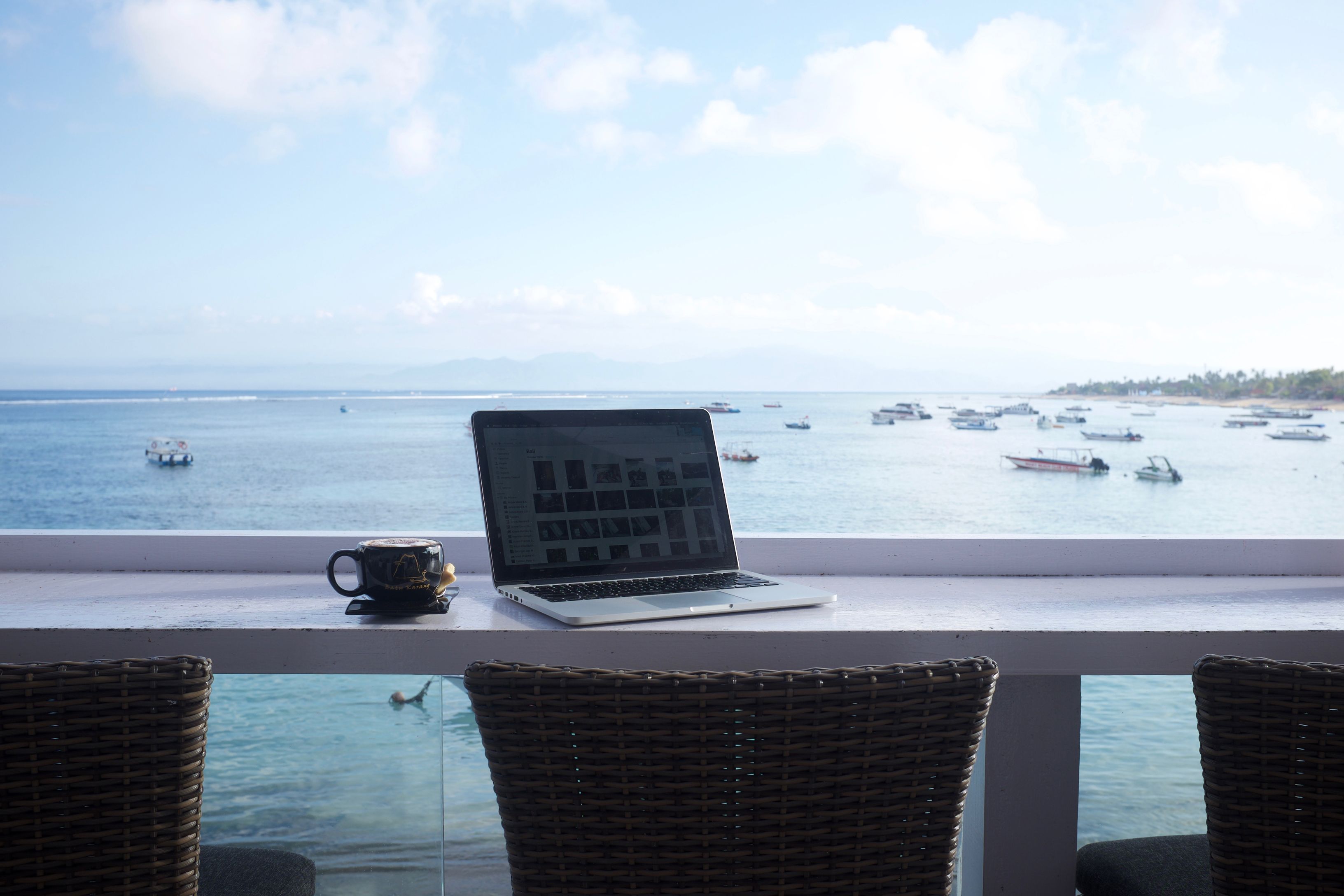 trabalho remoto com vista para o mar